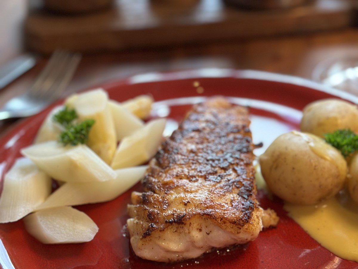 Lange fisk med asparges, nye kartofler og citron&nbsp;sauce