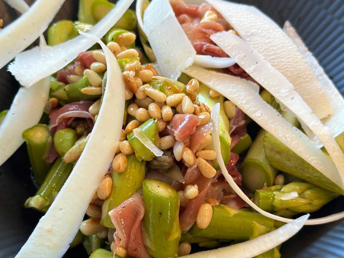 Asparges Parmaskinke salat