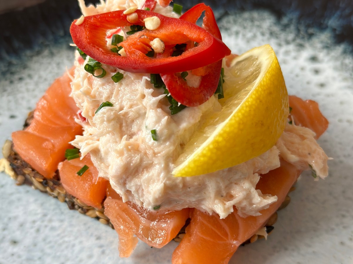 Varmrøget laksesalat