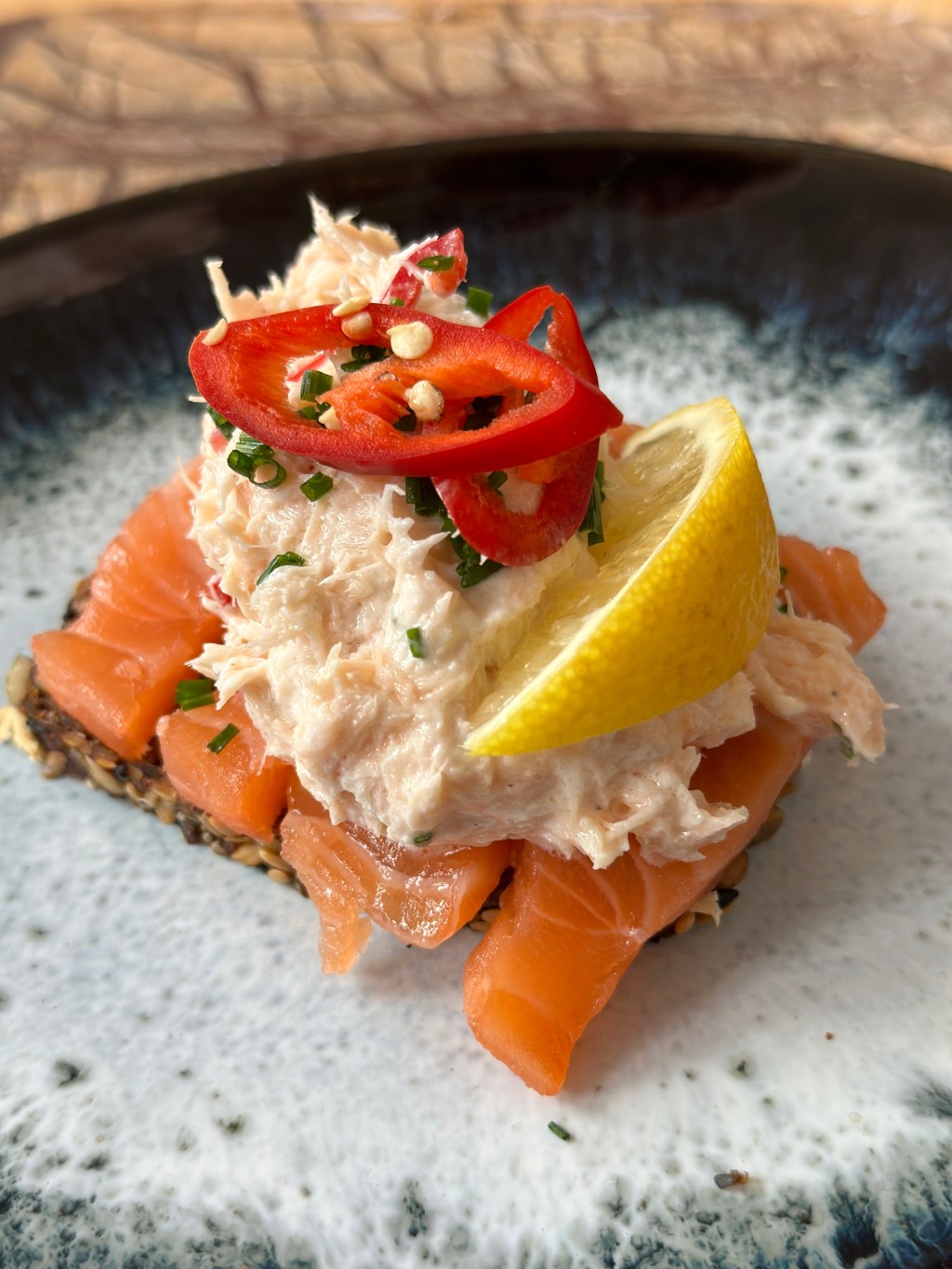 Varmrøget laksesalat