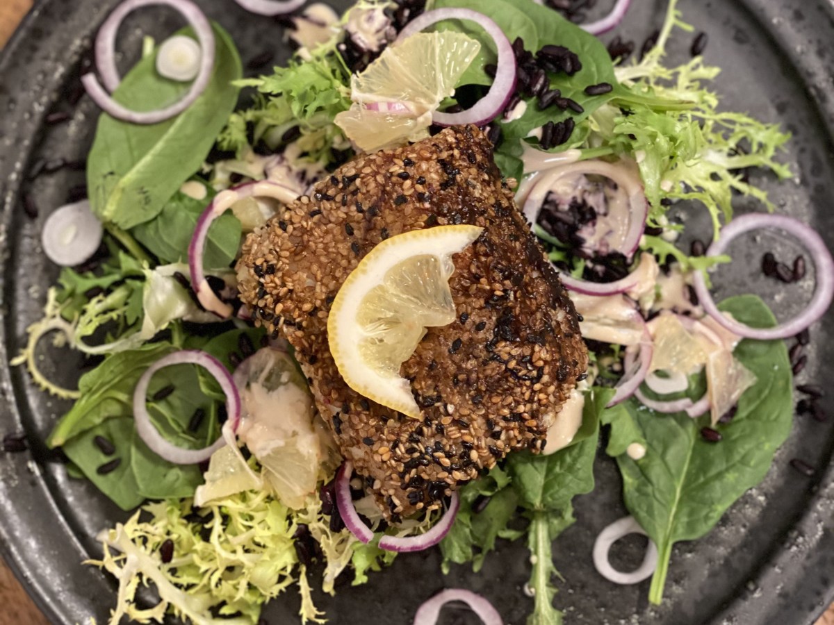 Sesam paneret torskeloin med&nbsp;salat