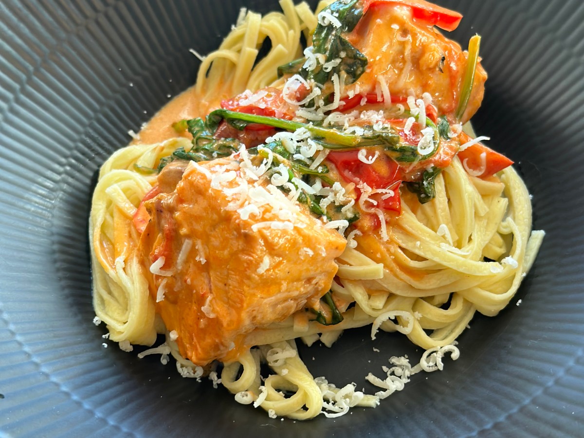 Spagetti med laks og&nbsp;spinat