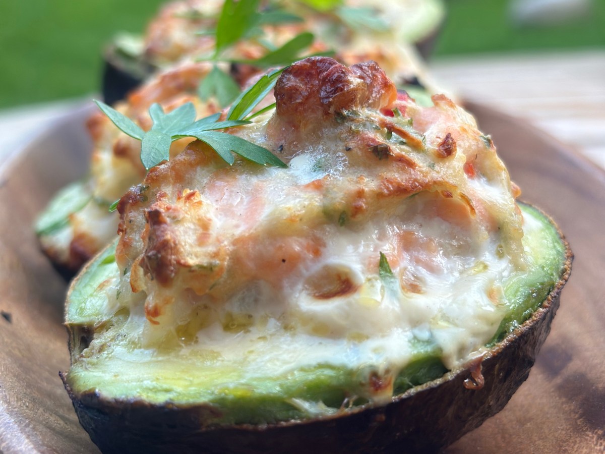 Grillet avocado med&nbsp;fiskefars