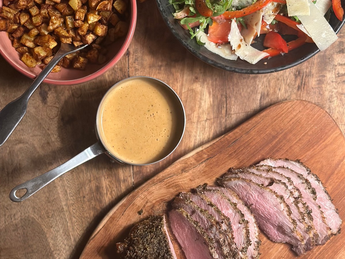 Sortfodgris med patatas bravas og sherry&nbsp;sauce