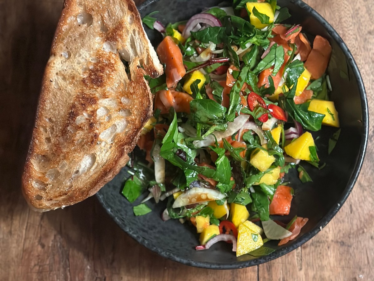 Frokostsalat med Røget vildlaks og&nbsp;mango