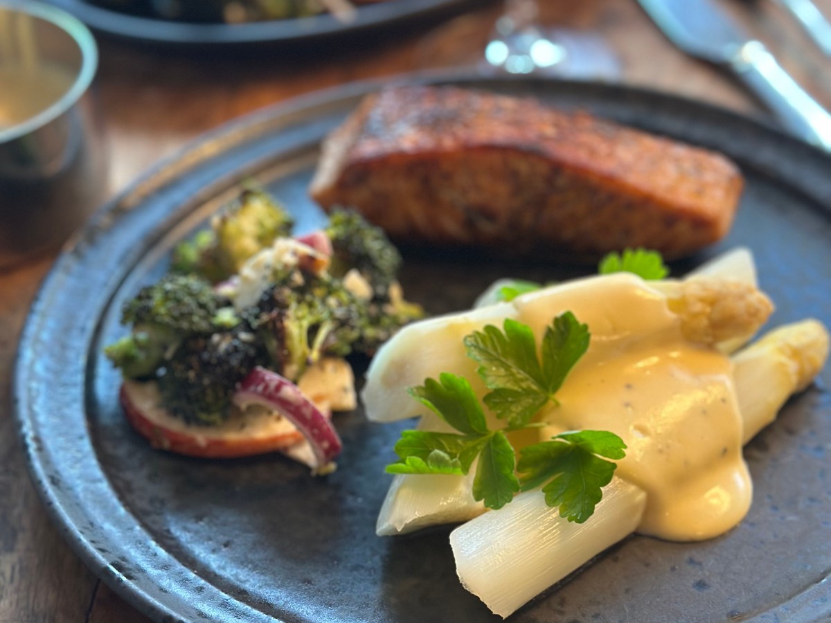 Laks med asparges og yuzu&nbsp;hollandaise