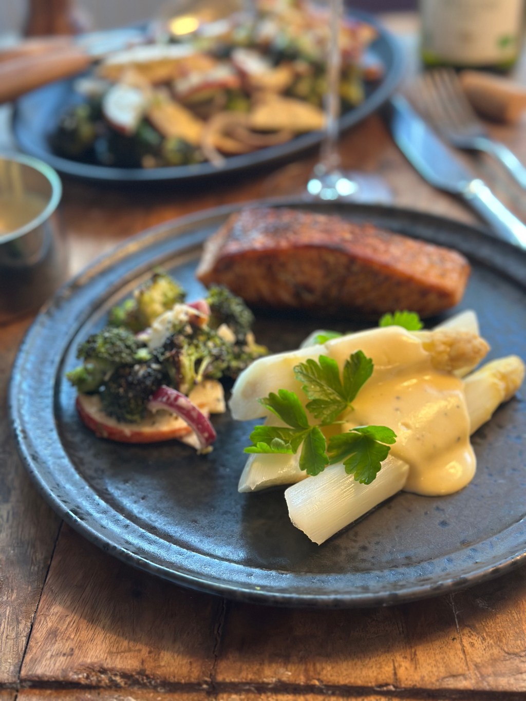 Laks med asparges og yuzu&nbsp;hollandaise