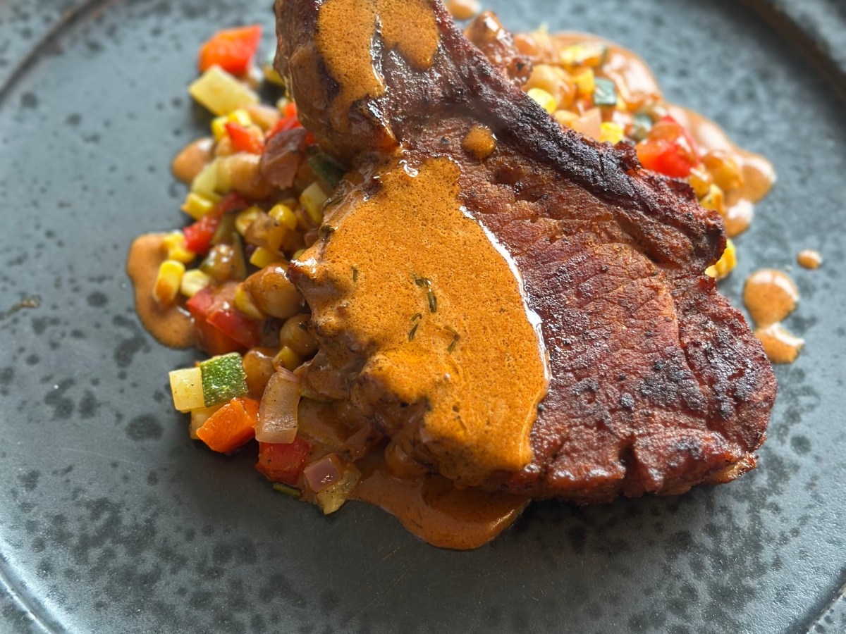 Kotelet på skaft med&nbsp;pandesauce