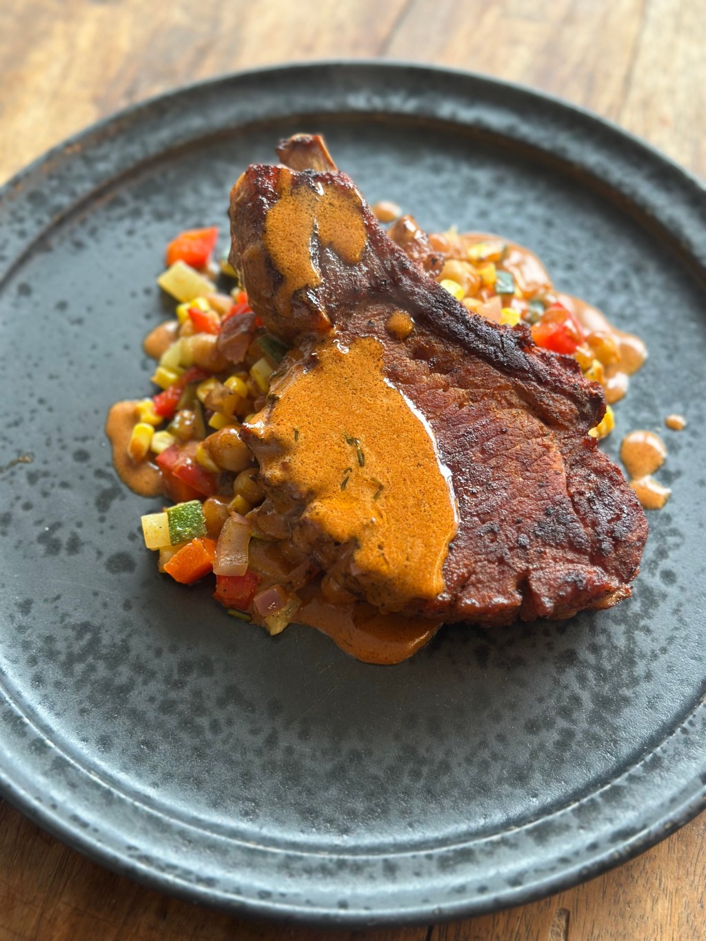 Kotelet på skaft med&nbsp;pandesauce