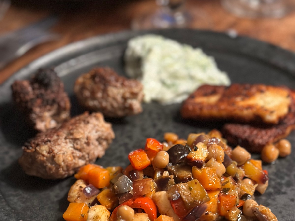 Lammefrikadeller med persisk inspireret&nbsp;grøntsagspande