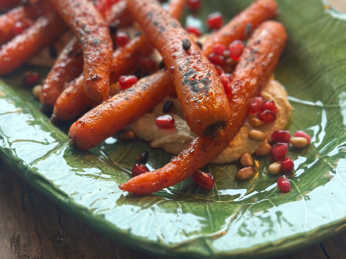 Hummus med glaseret gulerødder og&nbsp;pinjekerner