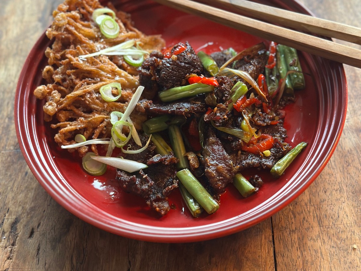 Stir-fried beef med&nbsp;enoki