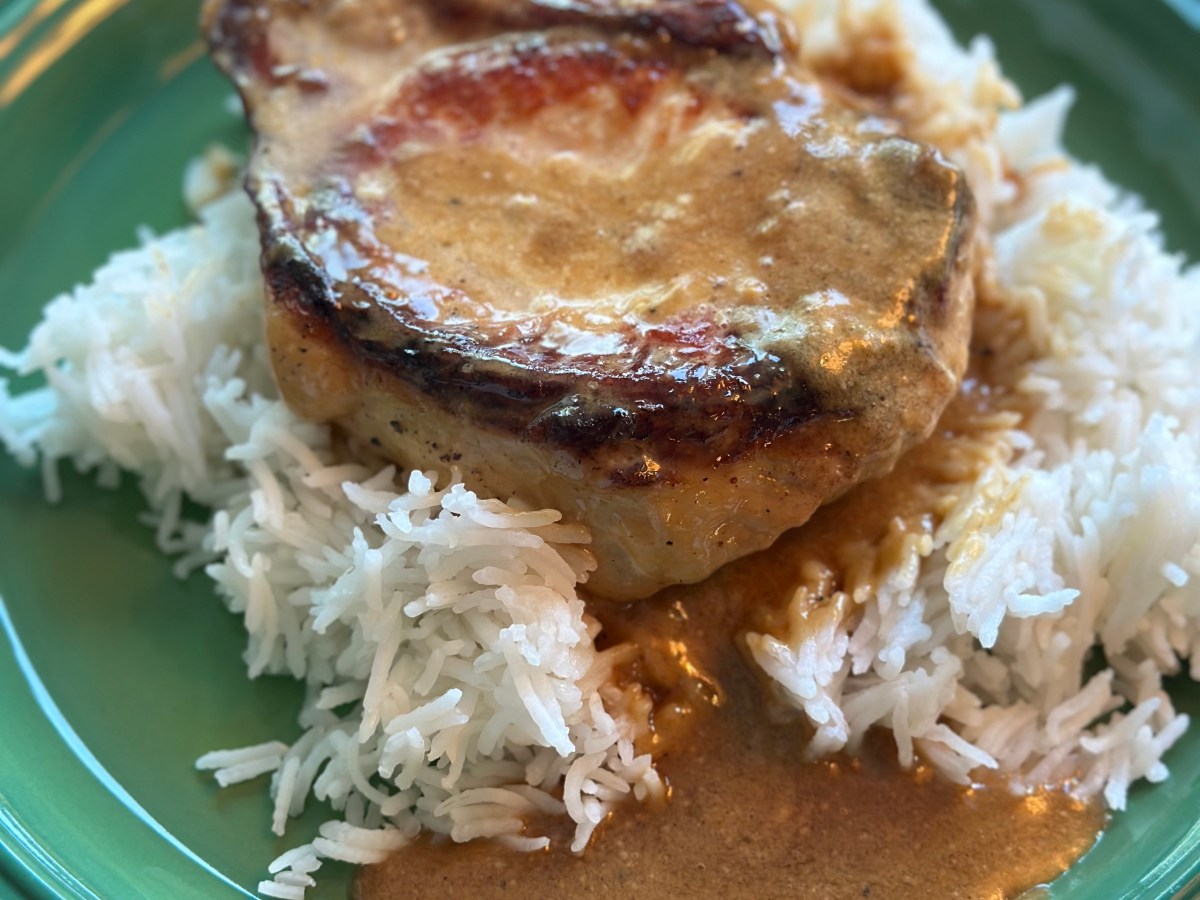 Skafte kortelet med ris og asiatiskinspireret sauce